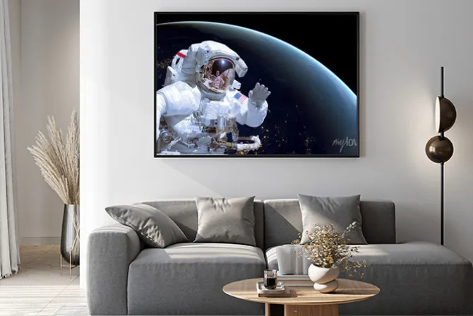 Plakat: Zamknąć astronautów w przestrzeni kosmicznej, ziemi w nocy w