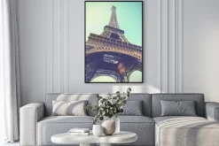 Plakat: Zbliżenie na konstrukcję wieży eiffla