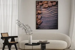 Plakat: Zbliżenie na ziarna kawy na desce