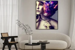 Plakat: Zdjęcie pięknej dziewczyny w fryzurze z kolorowych tkanin