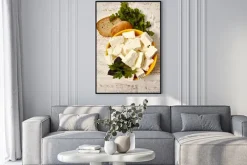 Plakat: Zdrowe jedzenie. twaróg i chleb na białym tle drewnianych