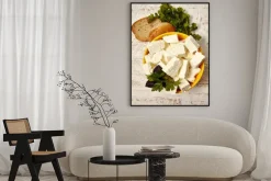 Plakat: Zdrowe jedzenie. twaróg i chleb na białym tle drewnianych