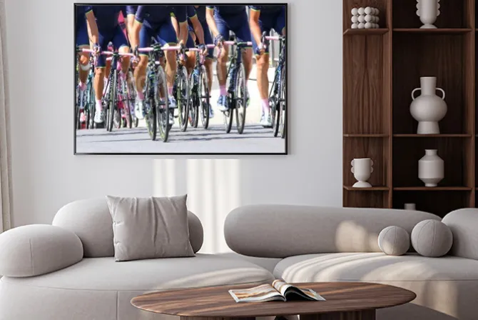 Plakat: Zespół rowerzystów z niebieską koszulkę w wyścigu kolarskiego