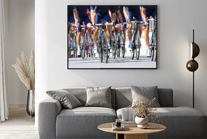 Plakat: Zespół rowerzystów z niebieską koszulkę w wyścigu kolarskiego