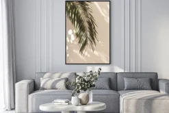 Plakat: Zielony liść palmowy na beżowym tle w stylu boho