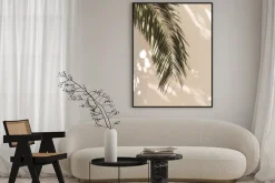 Plakat: Zielony liść palmowy na beżowym tle w stylu boho