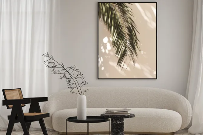 Plakat: Zielony liść palmowy na beżowym tle w stylu boho