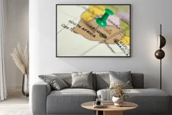 Plakat: Zielony pin na mapie.