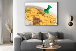 Plakat: Zielony pin na mapie.