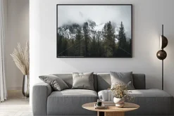 Plakat: Zimowy krajobraz dolomitów we mgle