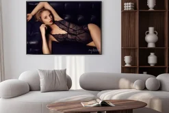 Plakat: Zmysłowa dziewczyna z długimi ciemnymi włosami sobie luksusową