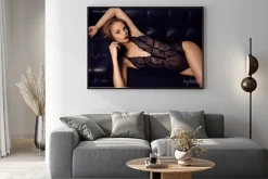 Plakat: Zmysłowa dziewczyna z długimi ciemnymi włosami sobie luksusową