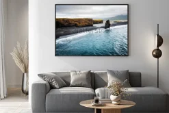 Plakat: Zobacz na plaży kirkjujfjara i klif arnardrangur. lokacja myrdal