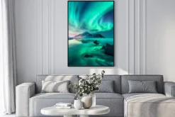 Plakat: Zorza polarna nad górzystym brzegiem morza